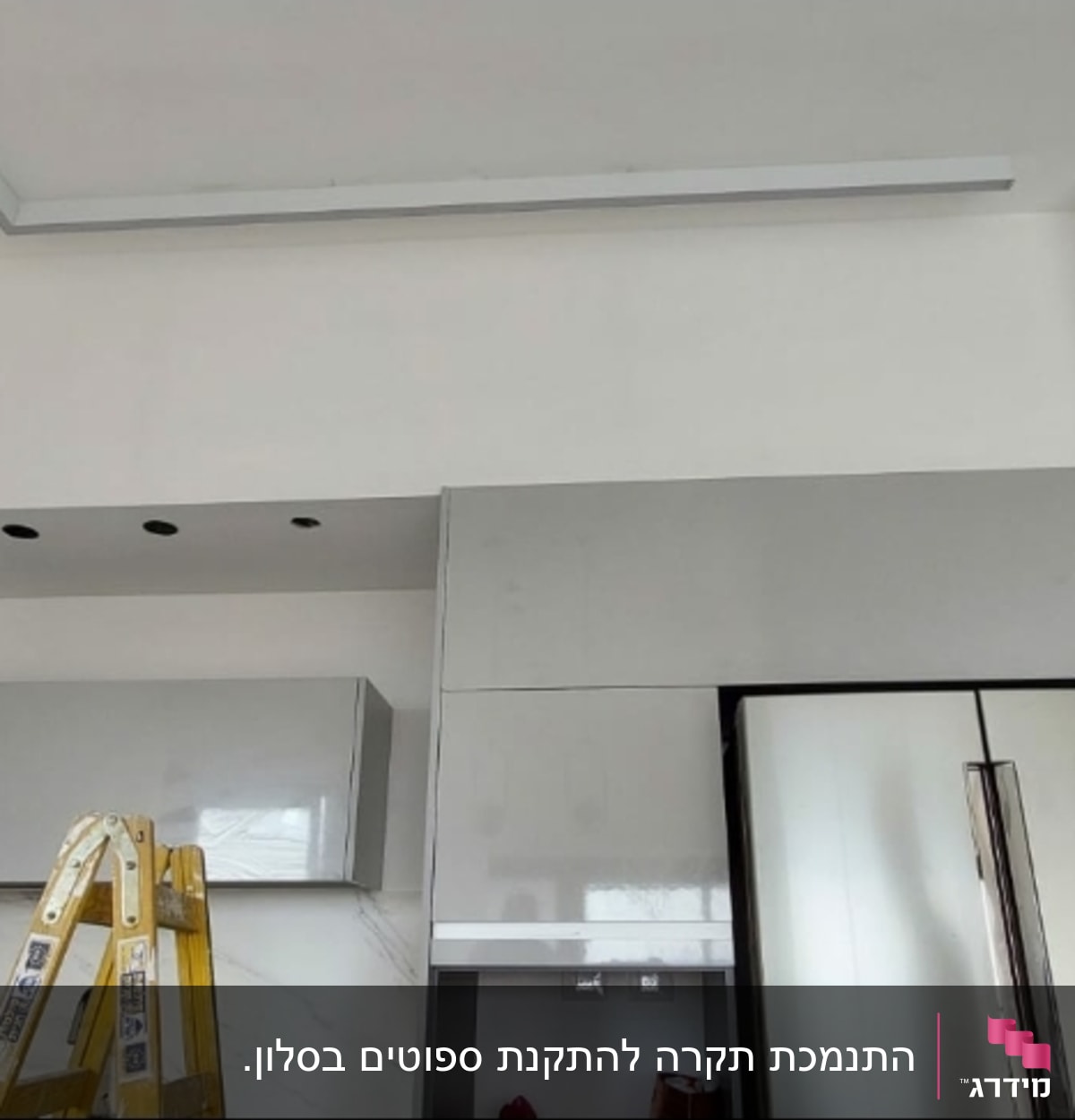 מטבח עם ארונות גבס ולוח גבס בתקרה